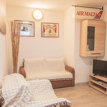 Central Villa Flatlet With Pool - Free Parking And Wifi Lija Exteriér fotografie
