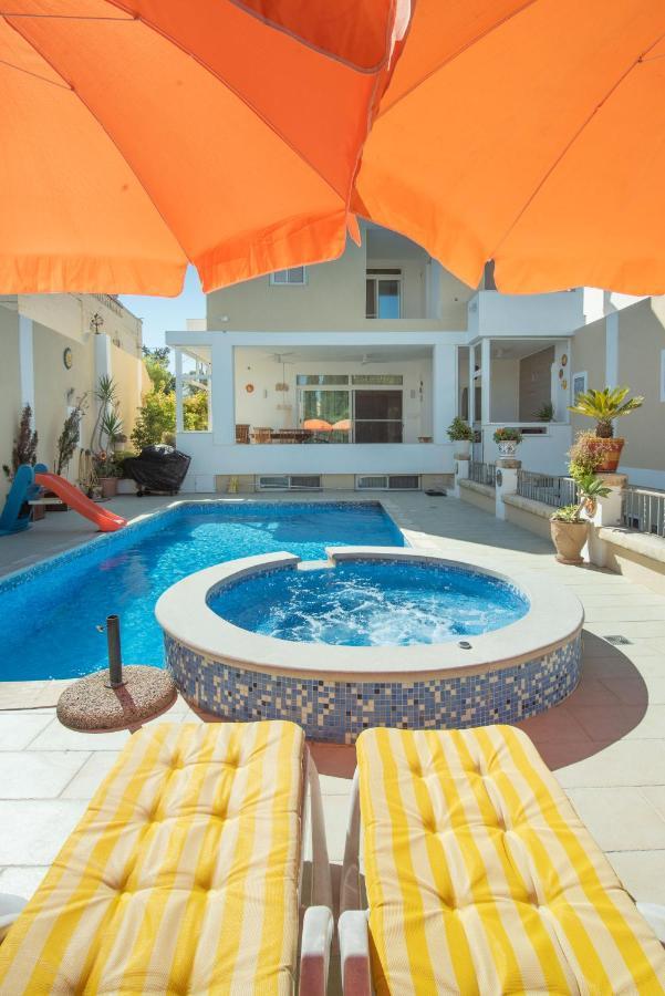 Central Villa Flatlet With Pool - Free Parking And Wifi Lija Exteriér fotografie