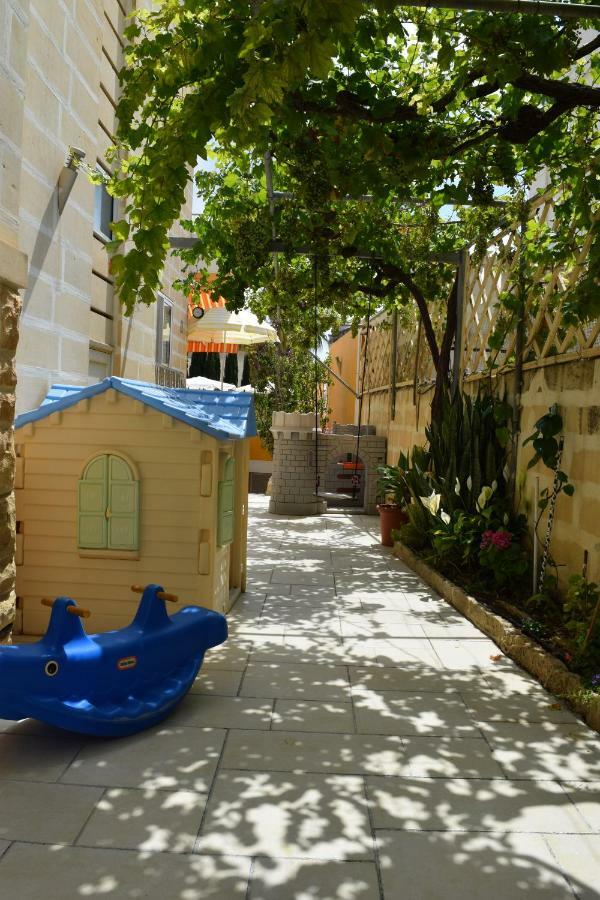 Central Villa Flatlet With Pool - Free Parking And Wifi Lija Exteriér fotografie